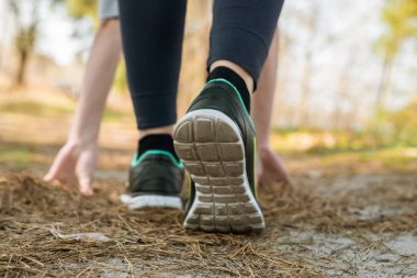 Spor pantolon ve ayakkabı, kız duruyor daha başlamadan önce