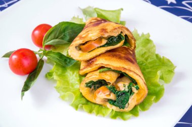 Bir tüp bir salata ve domates ile sarılı omlet