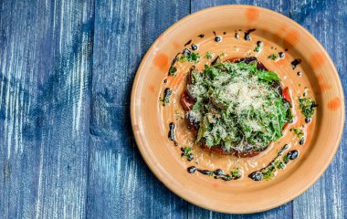 Salata peynirli kırmızı bir tabakta sebze ve otlar