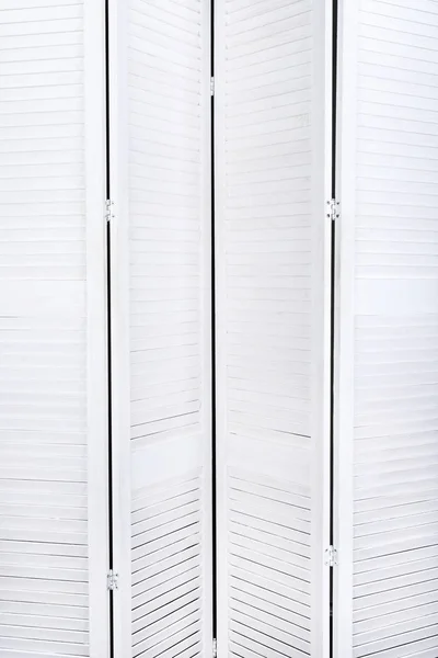 Pantalla de madera blanca para cambiarse de ropa con una textura para el fondo. Marco vertical —  Fotos de Stock