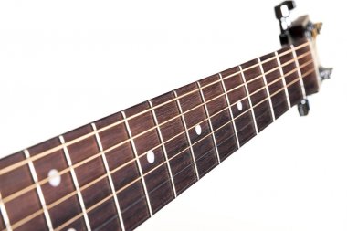 Bir akustik gitar - akbaba, beyaz izole arka planda bir parçası. Yatay Çerçeve