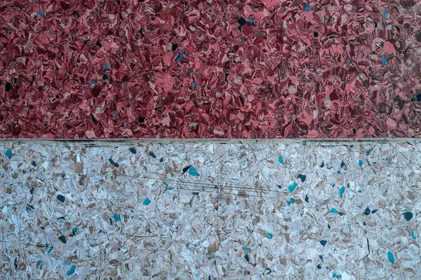 Fondo de una pared de hormigón y grava multicolor con una textura de dos partes - blanco y rojo. Marco horizontal —  Fotos de Stock