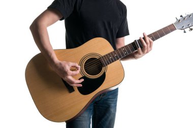 Kot pantolon ve siyah tişört, beyaz bir arka plan üzerinde çerçevenin sol tarafında bir kaydırıcı ile akustik gitar çalmaya gitarist. Yatay Çerçeve
