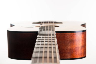 Akustik gitar bir çerçeve beyaz izole zemin üzerinde yer almaktadır. Yatay Çerçeve