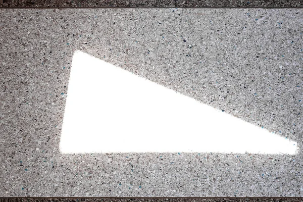 Bakgrund av en betongvägg och flerfärgade grus med en textur och en solljus utflytning i form av en triangel i mitten. Horisontell ram — Stockfoto