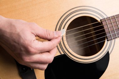 Gitarist akustik gitar yakın çekim çalış. Yatay Çerçeve