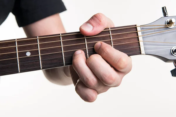 吉他手的手夹 D 弦吉他的伴奏，在白色背景上。水平框架 — 图库照片