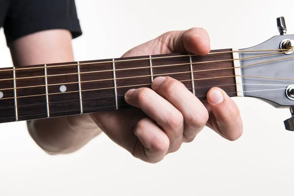吉他手的手夹弦吉他，Dmon 在白色背景上。水平框架 — 图库照片