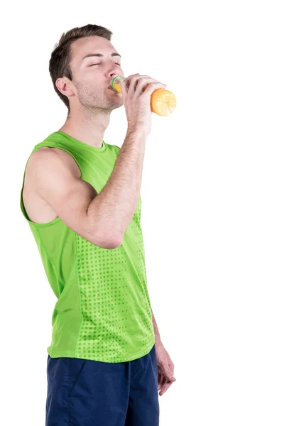 健康的生活方式。一个英俊的小伙子喝果汁，穿着运动服，孤立在白色的背景，看看相机的画像。竖排图文框 — 图库照片
