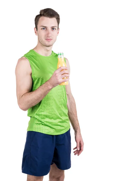 Un stil de viață sănătos. Portretul unui tip chipeș cu suc, purtând îmbrăcăminte sport, izolat pe fundal alb, uitându-se la cameră. Cadru vertical — Fotografie, imagine de stoc