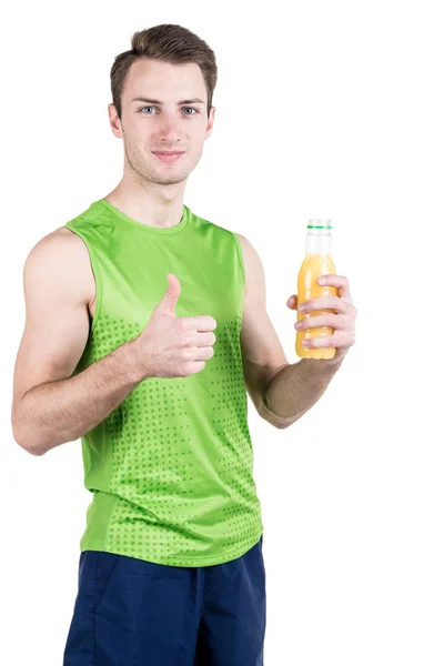 Uno stile di vita sano. Ritratto di un bel ragazzo con succo e pollice in su, in abbigliamento sportivo, isolato su uno sfondo bianco, guardando la macchina fotografica. Telaio verticale — Foto Stock