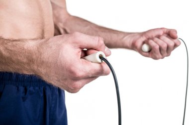 Sağlıklı yaşam ve fitness. Beyaz arka plan üzerinde izole elinde bir atlama ipi ile sportif bir adamın çıplak vücut. Yatay Çerçeve