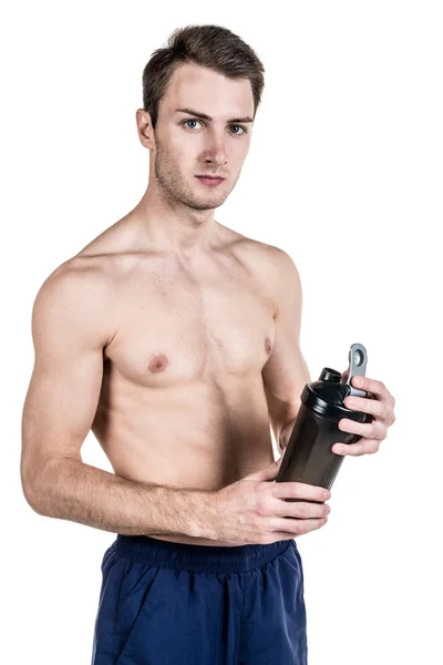 Stile di vita sano e fitness. Bel ragazzo indossa un fisico, con un corpo nudo, con una bottiglia d'acqua in mano, isolato su uno sfondo bianco. Telaio verticale — Foto Stock