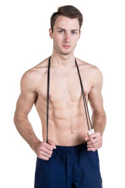 Sağlıklı yaşam ve fitness. Yakışıklı olan bir vücut, beyaz bir arka plan üzerinde izole onun elinde bir atlama ip ile çıplak bir vücut ile spor. Dikey Çerçeve