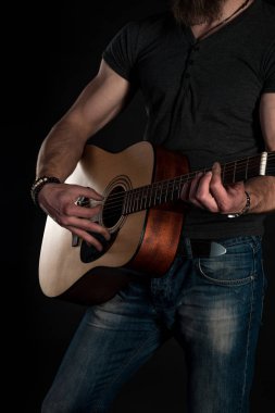 Gitar çalıyor. Akustik gitar gitarist elinde. Dikey Çerçeve