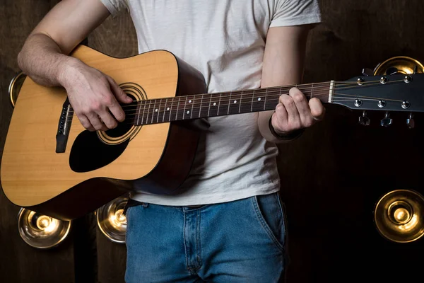 기타 재생. 기타의 손에 음향 기타입니다. 가로 프레임 — 스톡 사진