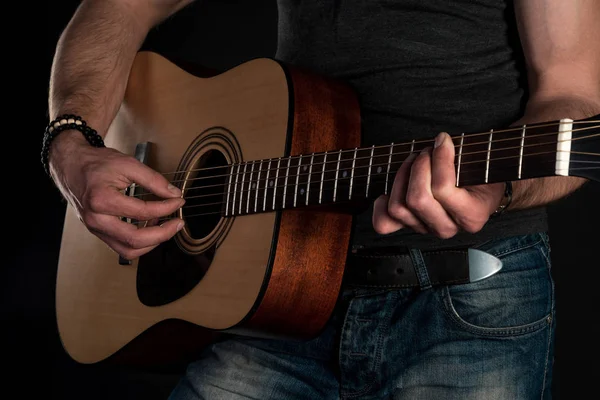 Playing guitar. Acoustic guitar in the hands of the guitarist. Horizontal frame — Stock Photo, Image