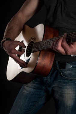 Gitar çalıyor. Akustik gitar gitarist elinde. Dikey Çerçeve