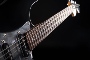 Müzik ve sanat. Elektro gitar bir siyah arka plan izole. Yatay Çerçeve