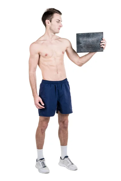 Sağlıklı bir yaşam tarzı. Beyaz bir arka plan üzerinde izole bir çıplak spor vücut ile yazmak için boş bir tabela olan yakışıklı bir adam portresi. Dikey Çerçeve — Stok fotoğraf