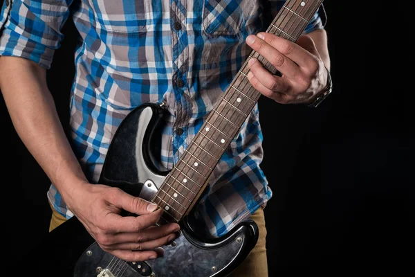 Musique et art. Guitare électrique entre les mains d'un guitariste, sur fond noir isolé. Je joue de la guitare. Cadre horizontal — Photo