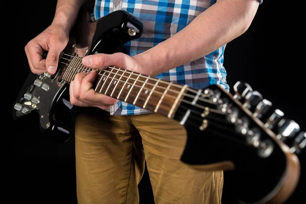 Música e arte. Guitarra elétrica nas mãos de um guitarrista, em um fundo preto isolado. A tocar guitarra. Quadro horizontal — Fotografia de Stock