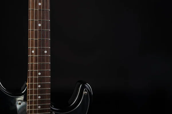 Zene és a művészet. Elektromos gitár elszigetelt fekete háttéren. Vízszintes keret — Stock Fotó