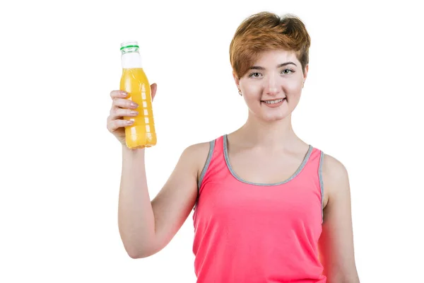 Здоровый образ жизни, правильное питание. Молодая девушка с бутылкой апельсинового сока в курице, улыбаясь, на белом изолированном фоне. Горизонтальная рамка — стоковое фото