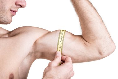 Sağlıklı yaşam ve fitness. Yakışıklı adam sportif, kaslar, ölçme beyaz arka plan üzerinde izole. Yatay Çerçeve