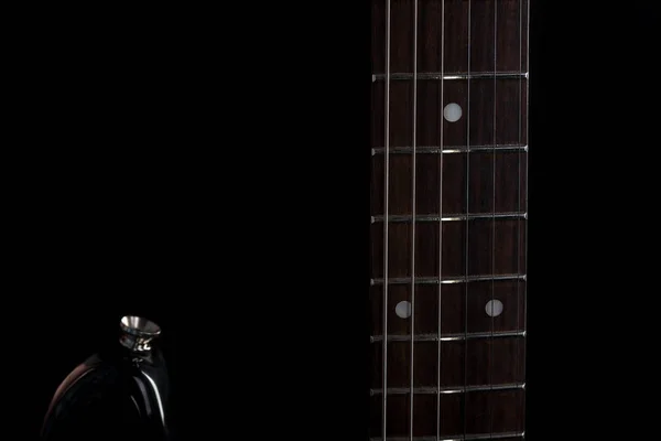 Música e arte. Guitarra elétrica em um fundo preto isolado. Quadro horizontal — Fotografia de Stock