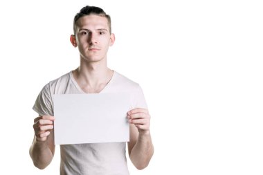 Çerçeve ciddi görünümlü genç yakışıklı olan kağıt, boş bir levha ile. İmza, metin için bir yer. Yatay Çerçeve