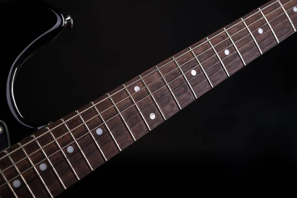 Música e arte. Guitarra elétrica em um fundo preto isolado. Quadro horizontal — Fotografia de Stock