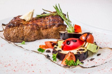 Lezzetli Barbekü. Kavrulmuş et, sebze, sos ve otlar, beyaz tabakta iştah açıcı büyük parça. Yatay Çerçeve