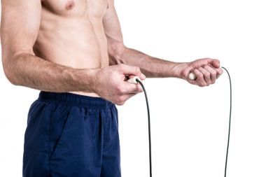 Sağlıklı yaşam ve fitness. Beyaz arka plan üzerinde izole elinde bir atlama ipi ile sportif bir adamın çıplak vücut. Yatay Çerçeve