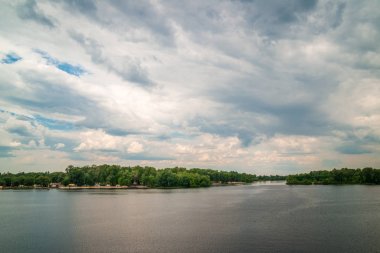 Doğal arka plan, göl veya nehir, orman ve gökyüzü bulutlu, Bütün çerçeve. Yatay Çerçeve