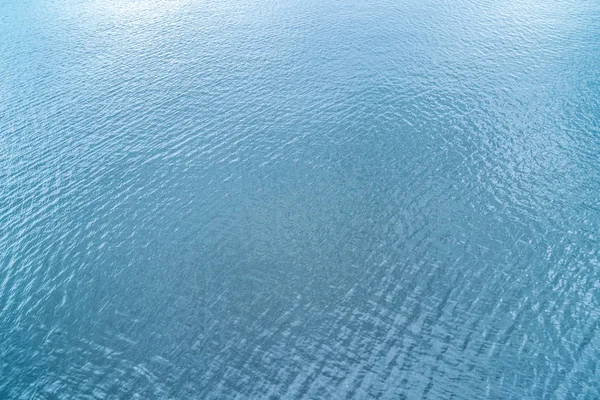 Φυσικό υπόβαθρο, νερό υφή με κύματα, σε ολόκληρο το πλαίσιο. Οριζόντιο πλαίσιο — Φωτογραφία Αρχείου