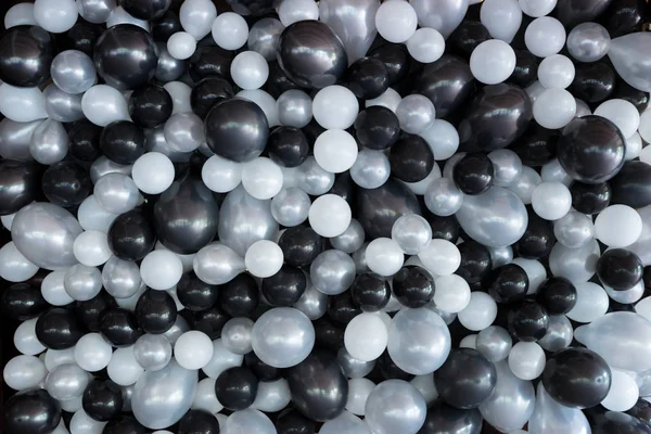 Bakgrund, textur, svart och vitt uppblåsbara bollar på hela ram. Horisontell ram — Stockfoto