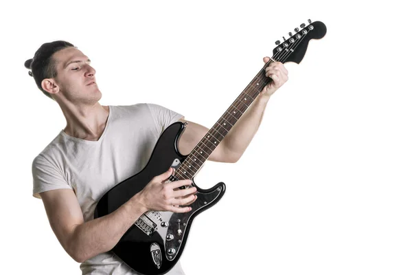 Muzyka i kreatywność. Przystojny, młody człowiek w T-shirt, grając na gitarze elektrycznej. Ramka pozioma — Zdjęcie stockowe