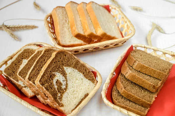Delicioso fatiar pão preto, branco e colorido fresco, em três — Fotografia de Stock