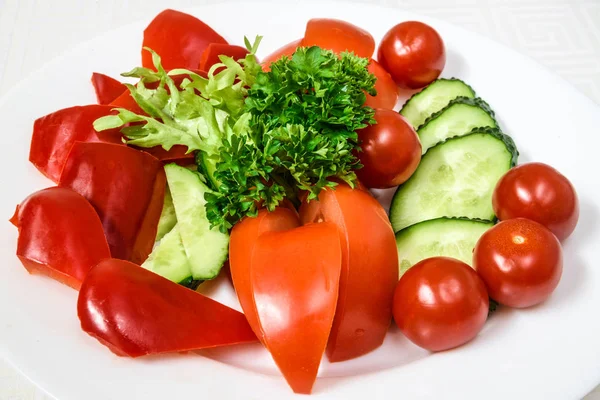 Välsmakande grönsak skär tomater, gurka eller paprika, med h — Stockfoto