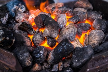 Tüm çerçeve alev sıcak köz. Metal erime, şiş kebap, ateşin yanında ısın hazır olun. Yatay Çerçeve