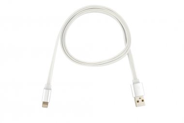 USB kablosu iphone veya ipad için beyaz. Beyaz izole arka planda bir halka bükülmüş. Yatay Çerçeve