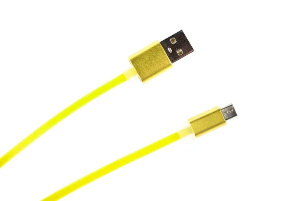 Dos conectores amarillos de cable micro USB sobre fondo blanco aislado. Marco horizontal —  Fotos de Stock