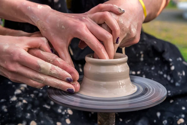 La poterie. Les mains des hommes font une cruche en argile ou un pot sur la machine. Il a... — Photo