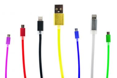 Sekiz çok renkli usb kabloları, konektörler ve iphone veya ipad, mikro için bir beyaz izole arka plan üzerinde dik duruyorum. Aile birleştiriyor. Geleceğin teknolojileri. Yatay Çerçeve