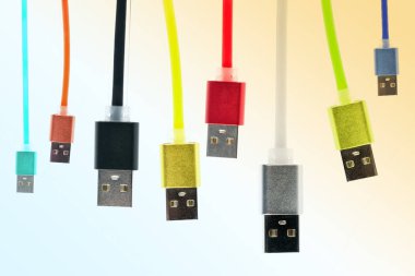 Sekiz çok renkli usb kabloları dikey olarak bir degrade renkli izole arka plan asmak. Aile birleştiriyor. Geleceğin teknolojileri. Yatay Çerçeve