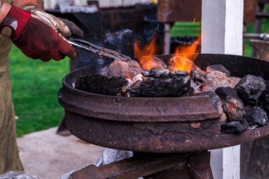 Smith metal ürün sokakta kazan içinde erir. R