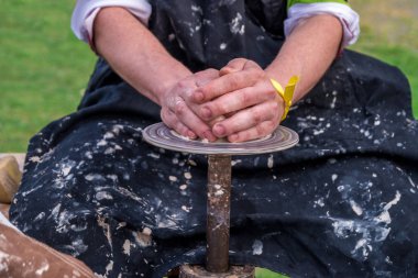 Çanak çömlek. Erkekler el bir kil sürahi veya makine üzerinde pot yapacaklar. Bir ma