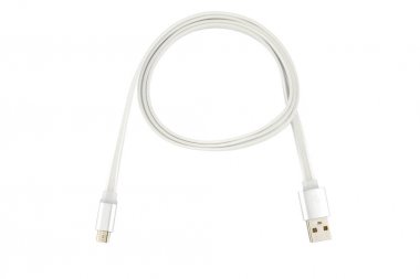 Beyaz mikro usb kablosunu bir halka içine bükülmüş, arka plan beyaz izole. Yatay Çerçeve
