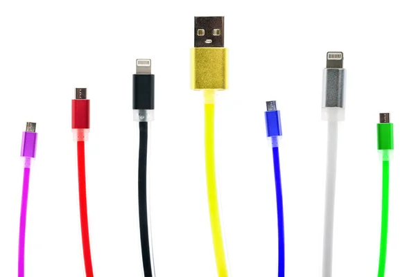 Ocho cables USB multicolores, con conectores para micro y para iphone o ipad, de pie, sobre un fondo blanco aislado. La familia se une. tecnologías futuras. Marco horizontal — Foto de Stock